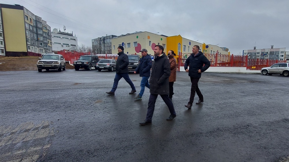 Парковку и подъезд обустроили у нового детского сада на Циолковского в столице Камчатки